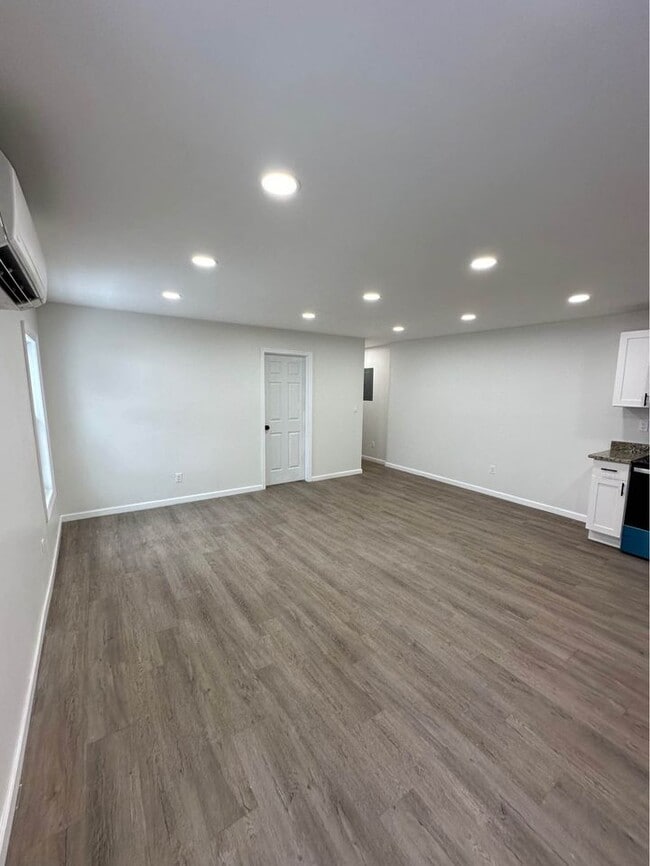 Building Photo - 536 Beach St