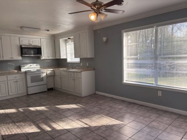 Building Photo - 3167 Longwood Dr