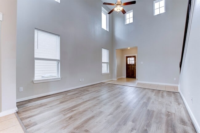 Building Photo - 40828 Mostyn Hill Dr