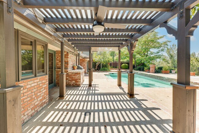 Building Photo - Perfect Entertaining Family Home with Larg...