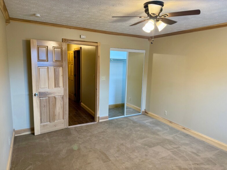 Building Photo - 1616 Spring Valley Dr