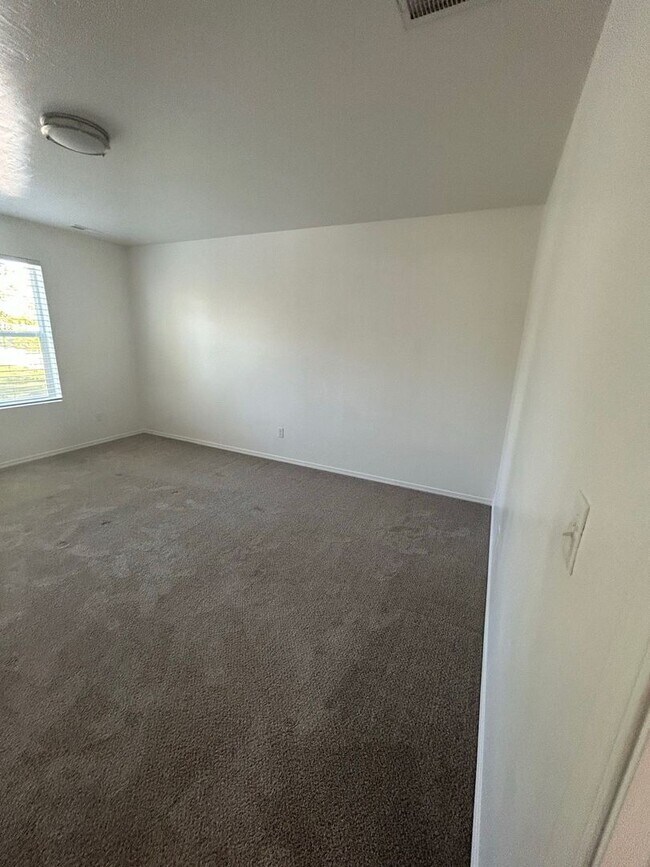 Building Photo - 3 Bedroom plus Loft For Rent! Victory Sout...