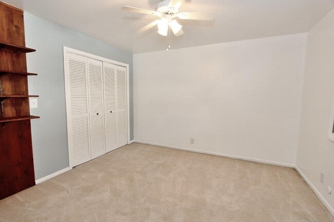 Building Photo - Clean Townhouse Centrally Located on the B...