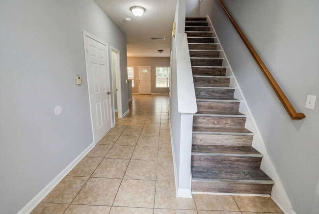 Building Photo - 385 Brookview Dr