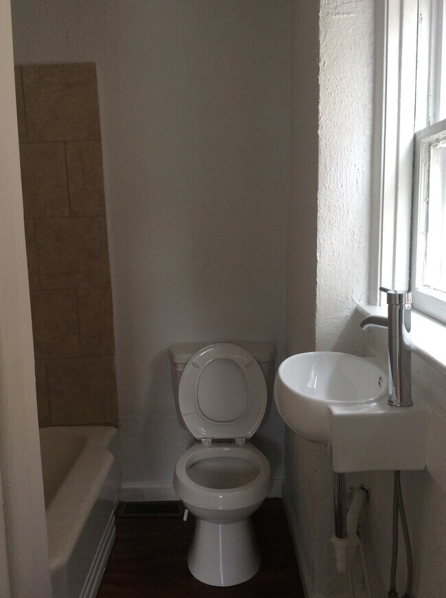 Building Photo - Cozy 1 bedroom Tiny Home on the East End of York City