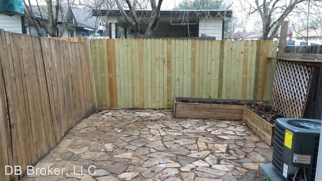 Building Photo - 2 br, 2.5 bath House - 8 Bratton Drive