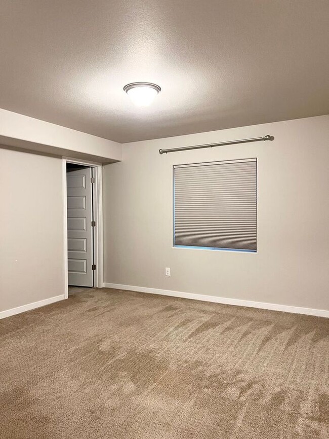 Building Photo - 5 Bedroom/4 Bathroom Ranch Style Home Loca...