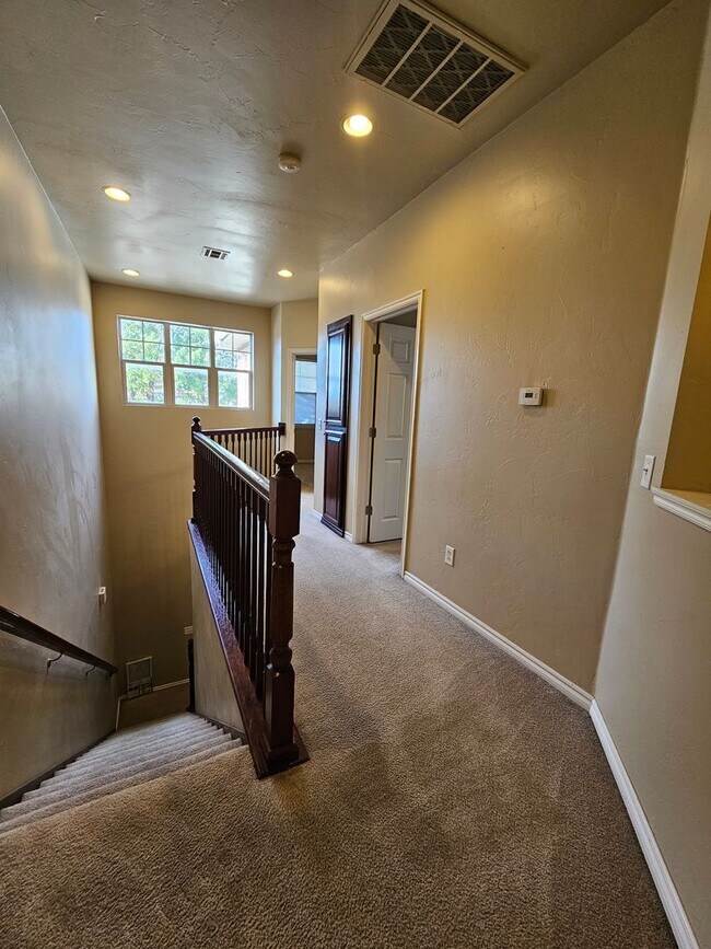 Building Photo - (3) Bed/(2.5) Bath Townhouse in Core Norman! Avail NOW!
