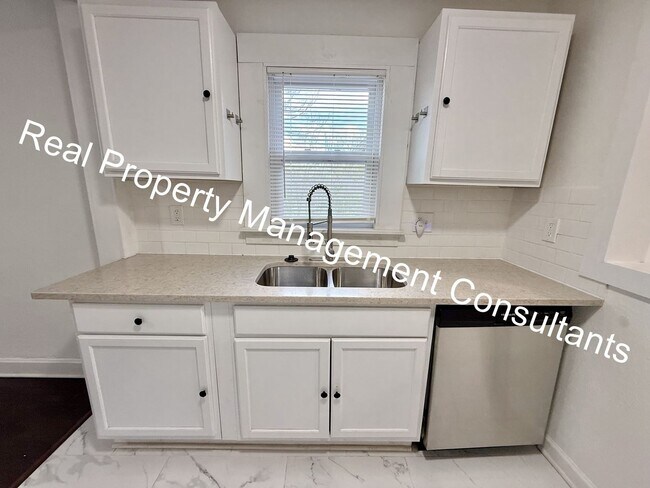 Building Photo - $500 off Frist Months Rent on Spacious 4 B...