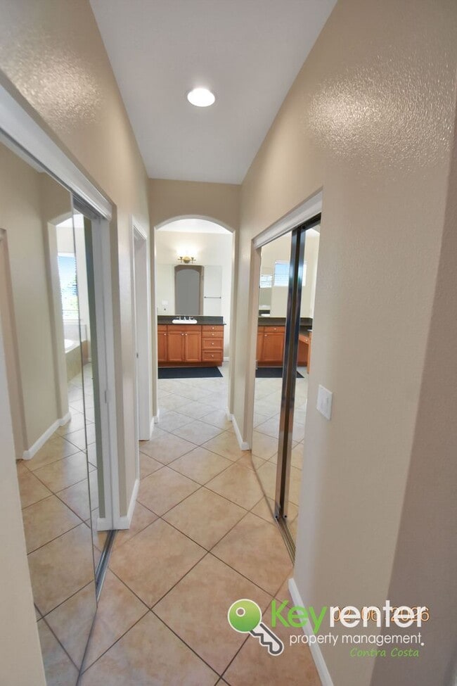 Building Photo - Beautiful 4 Bedroom Windemere Home on Corner Lot