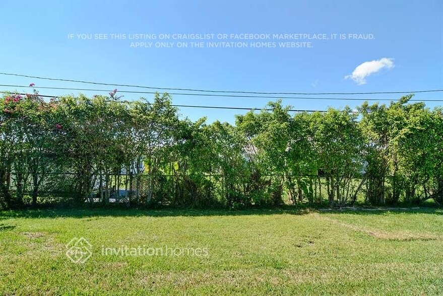 Building Photo - 2090 SW Capeador St