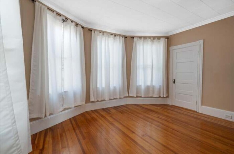 primary bedroom with bay window - 33 Krakow Ave