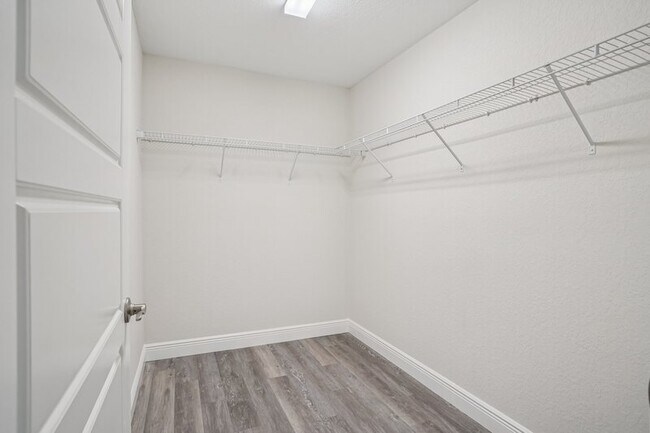 Building Photo - 6 Dogwood Dr Trce