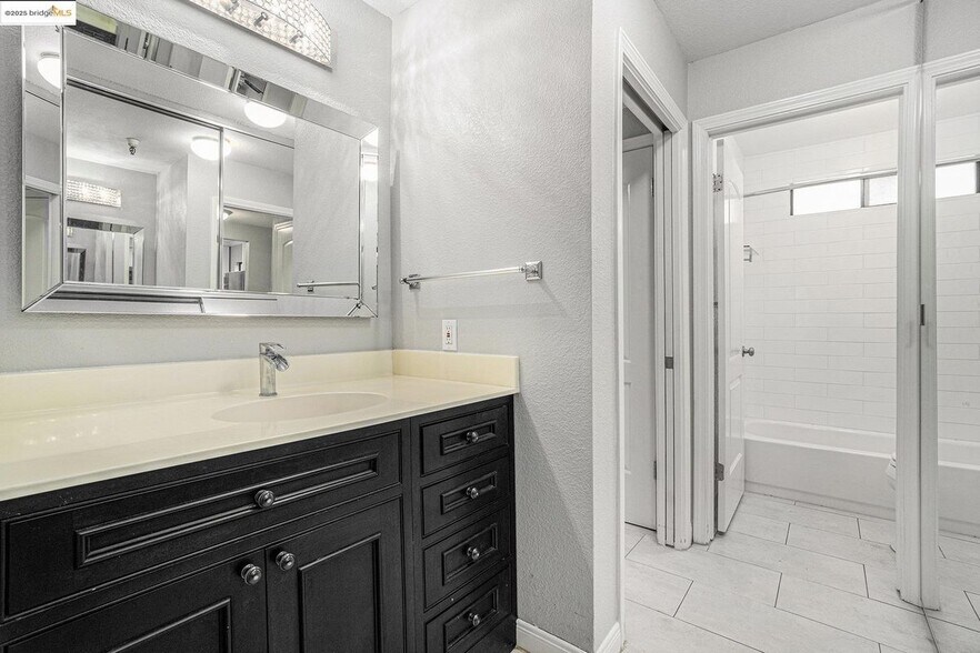 Building Photo - 1122 S Villa Way