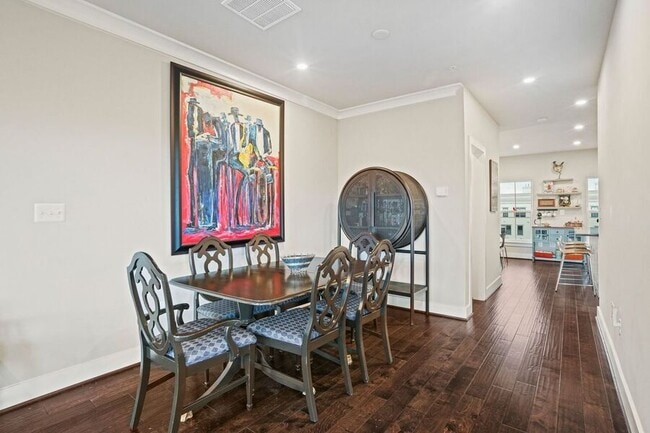 Building Photo - 820 Fern Pl NW