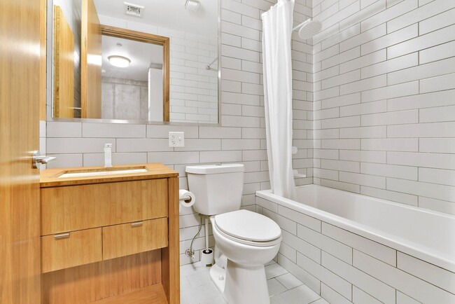 Building Photo - Impeccable Minimalist Design 4 bedroom 3 b...