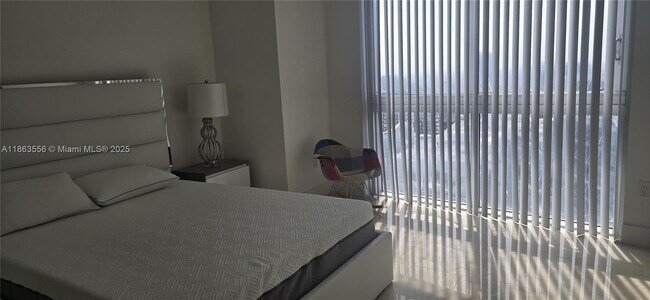 Building Photo - 495 Brickell Ave