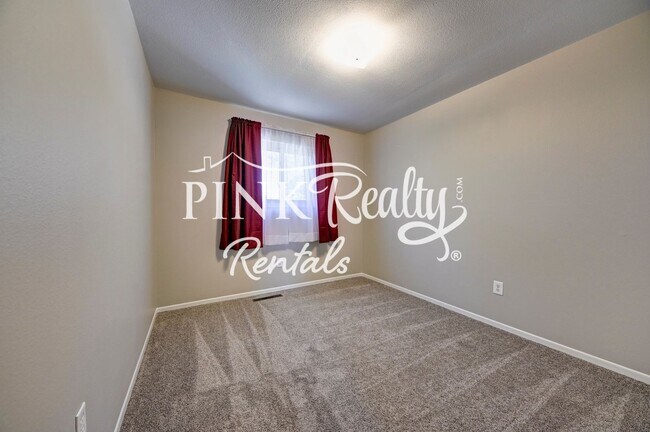 Building Photo - Nice 4 Bedroom Close to Peterson AFB and S...