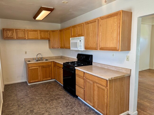 Building Photo - 1 Bedroom Duplex