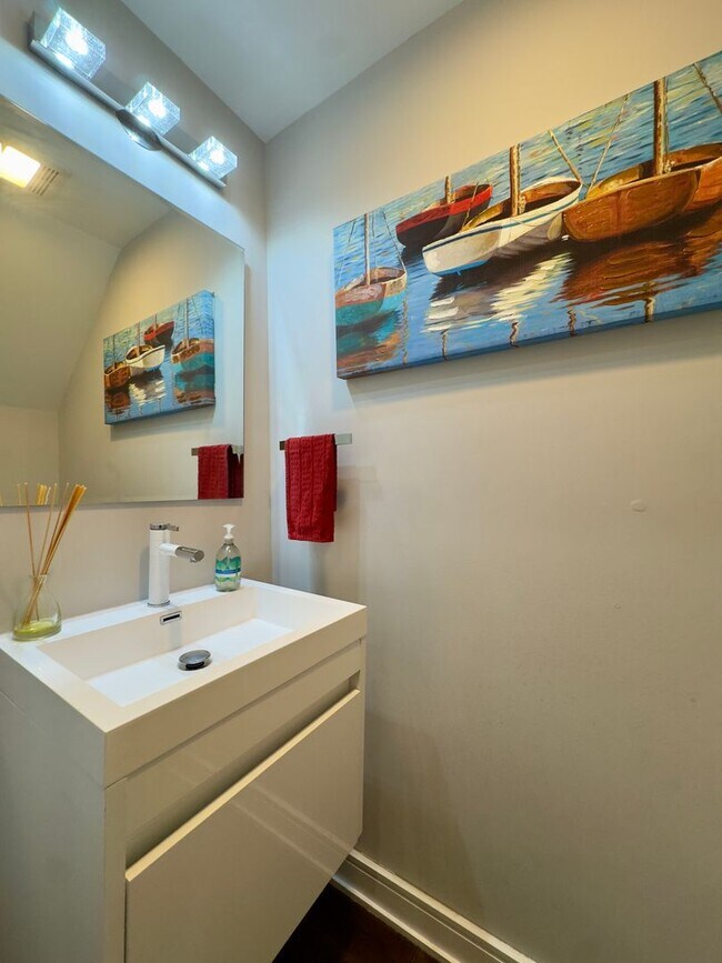 Building Photo - Charming 4Bed/3Bath in Riverside Neighborhood