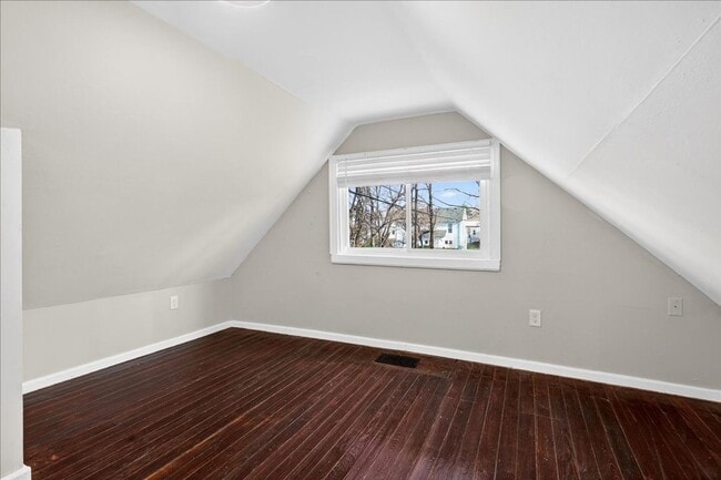 Building Photo - 4 Bedroom, 1.5 Bath house in Shelby Park, Fenced, Off-street Parking, Pets OKAY!