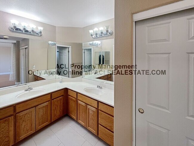 Building Photo - Spacious, 4 bed/ 3 bath Pittburg Home For ...