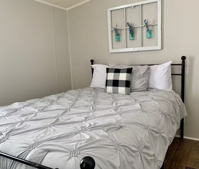 Building Photo - 1867 Avon Rd