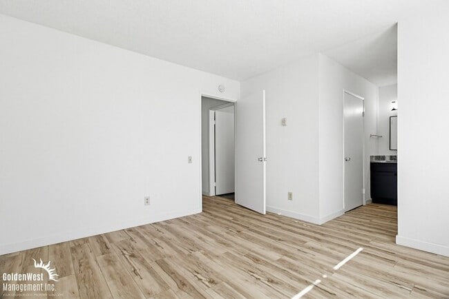 Building Photo - Charming 2Bdm 2Ba Apartment in Mission Hills - MI Special