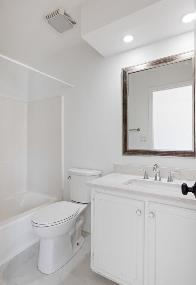 Building Photo - Available now. Beautifully updated 3 BR/2....