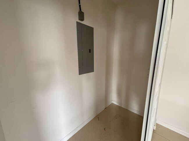 Building Photo - 1654B Olona Ln