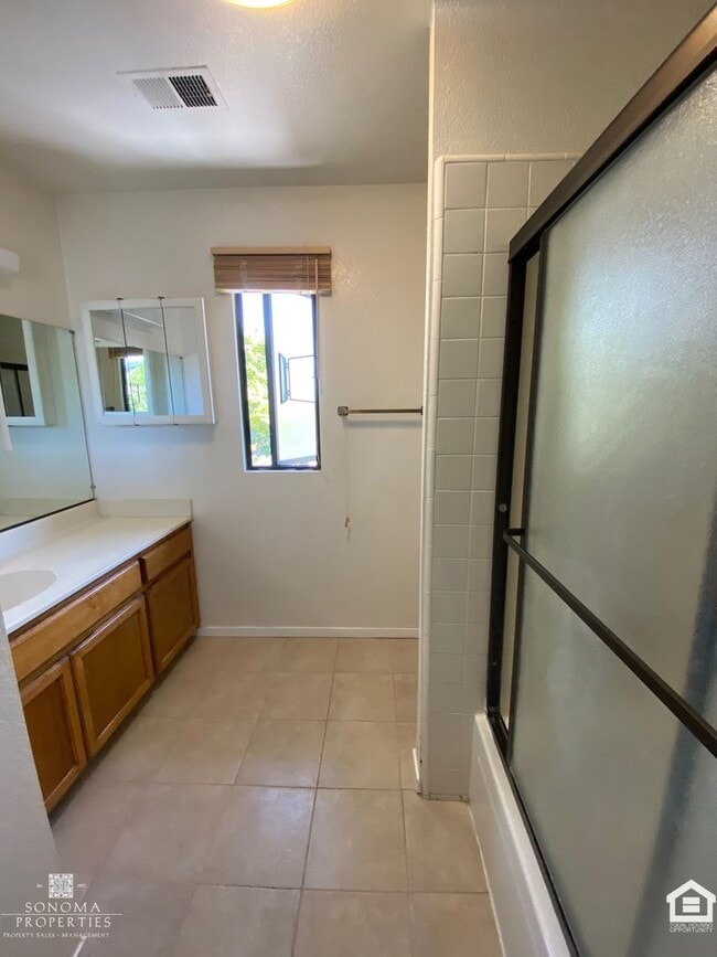 Building Photo - Townhouse in Desirable Location, Near Shopping, Bike Trails, Water & Garbage Included