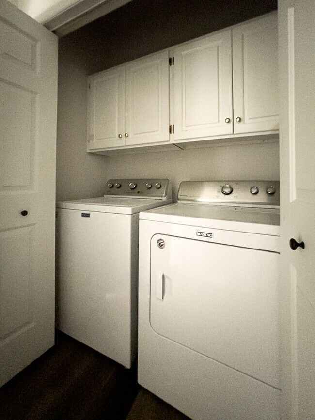 Building Photo - Two Bedroom Townhome!