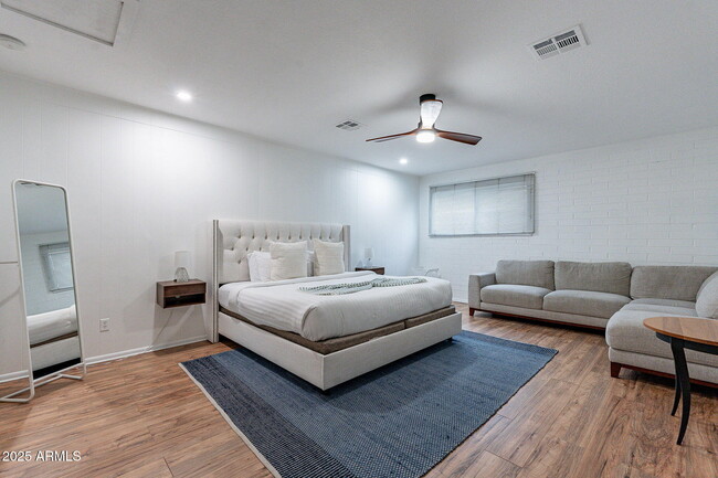 Building Photo - 8725 E Palo Verde Dr