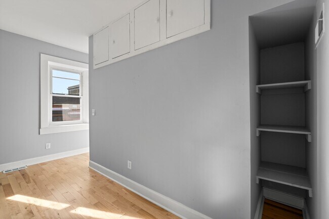 Building Photo - 112 W Mulberry St