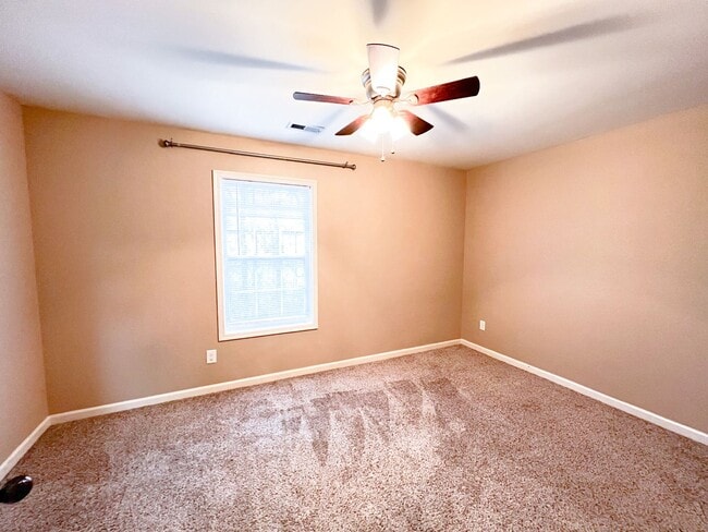 Building Photo - 2 Bedroom 1.5 Bath Townhome