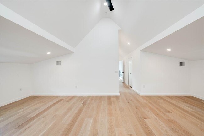 Building Photo - 1208 Luna St