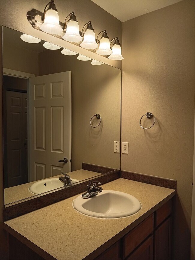 Building Photo - Beautiful Recently Remodeled Propety Ready For You to Enjoy!