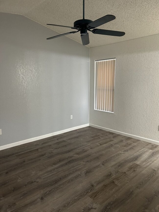 Building Photo - 3 bedroom 3 bath home