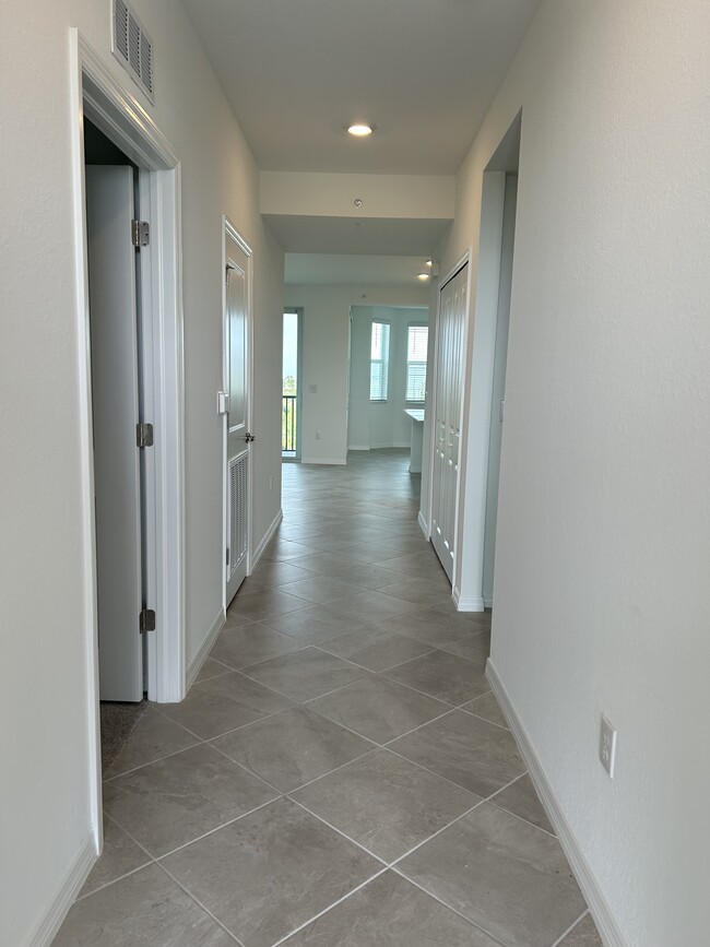 Building Photo - 12180 Wellen Golf St