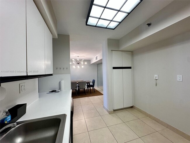 Building Photo - 3600 Mystic Pointe Dr