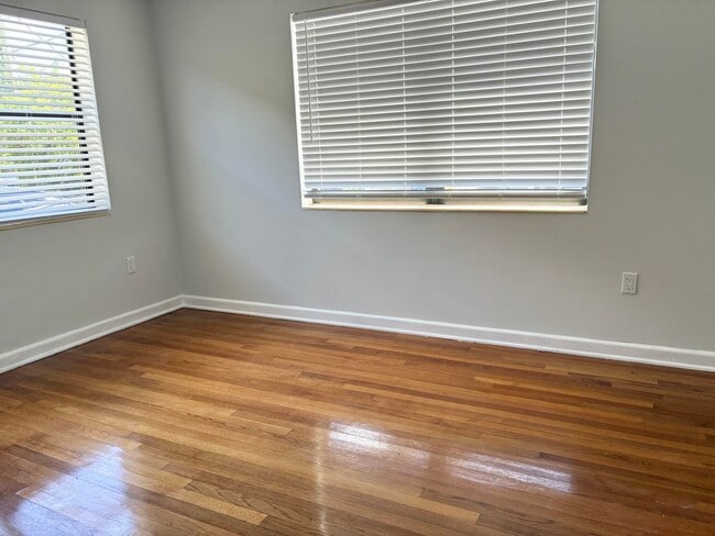 Building Photo - 130 S Lakeside Dr