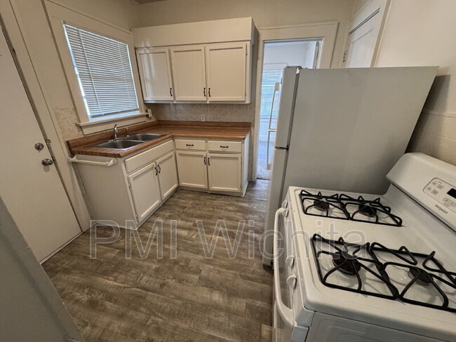 Building Photo - 422 S Glenn St