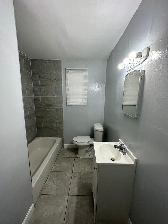 Building Photo - 1923-1925 Ella St