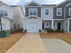 Building Photo - Remarkable 3 bd and 2.5 ba Townhome with Great Amenities and Close to Fort Jackson!