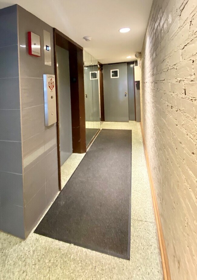 Building Photo - 5949 N Kenmore Ave