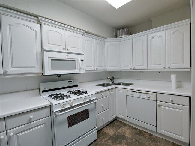 Building Photo - 76 Laurel Forest Cir NE