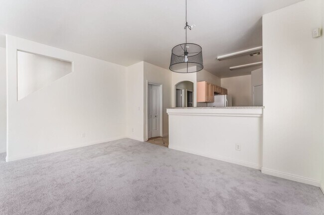 Building Photo - Spacious Henderson Townhome with Modern Up...