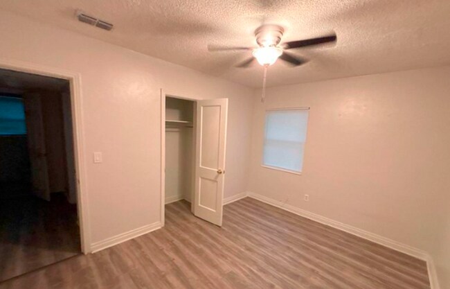 Building Photo - 3024 W 1st St