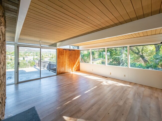 Building Photo - 1404 Oak Grove Dr