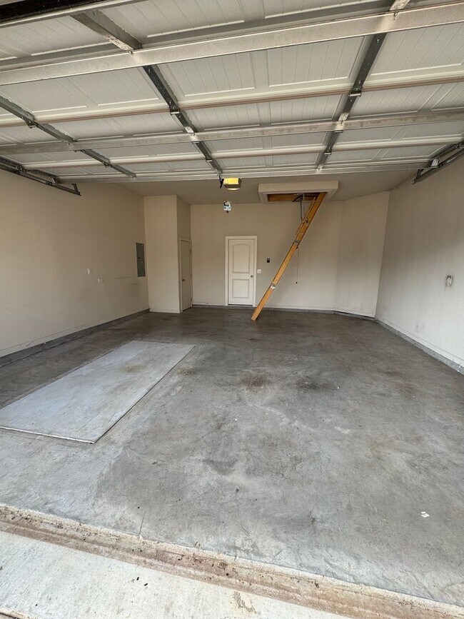 Building Photo - Charming 2 bed/2 bath in gated community The Enclave!